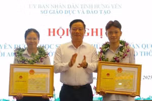 Chủ tịch Ủy ban nhân dân tỉnh Hưng Yên Nguyễn Khắc Thận trao Bằng khen của tỉnh cho 2 thí sinh thủ khoa khối A00 đạt điểm tuyệt đối 30/30 điểm.