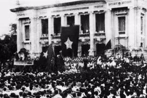 Ngày 19/8/1945, tại Quảng trường Nhà hát Lớn, hàng vạn người dân Thủ đô dự Lễ mít-tinh chào mừng Ủy ban Quân quản. (Ảnh: Tư liệu TTXVN)