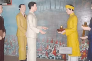 Tranh tái hiện hình ảnh thoái vị của vua Bảo Đại. (Ảnh: baothuathienhue.vn)