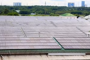 Pin năng lượng mặt trời được nhiều khu công nghiệp sử dụng, tạo nguồn năng lượng tái tạo, thân thiện với môi trường. (Ảnh: Hồng Đạt - TTXVN)