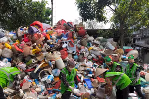 Công nhân đang phân loại rác thải nhựa phục vụ công tác tái chế tại một điểm tập kết ở Thủ đô Hà Nội. (Ảnh: VIETCYCLE)