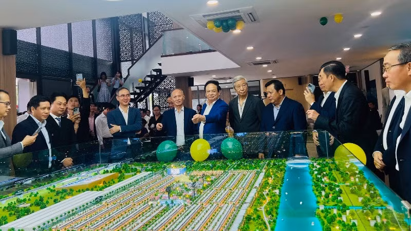 Khách hàng thăm quan sa bàn dự án Dragon Eden.