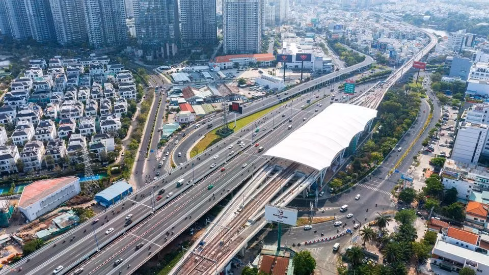 Một góc hạ tầng Thành phố Hồ Chí Minh. (Ảnh: TÙNG QUANG).