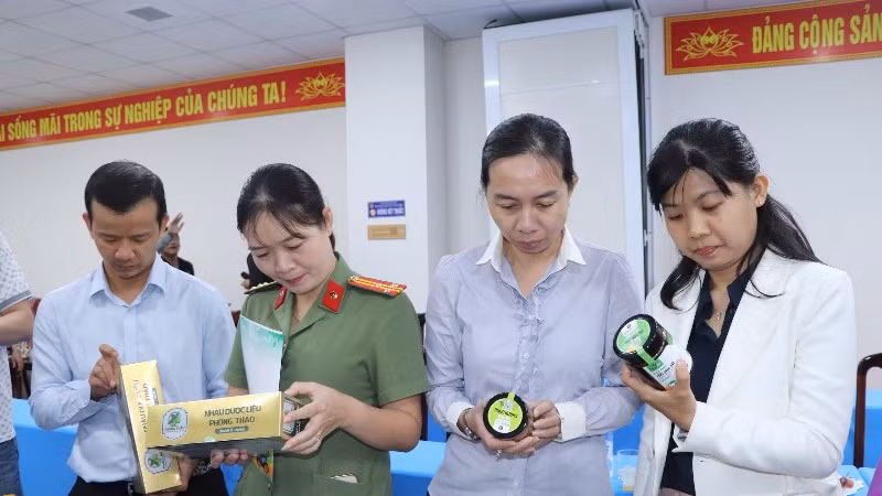 Các đại biểu tham quan một số sản phẩm OCOP tại buổi họp báo.