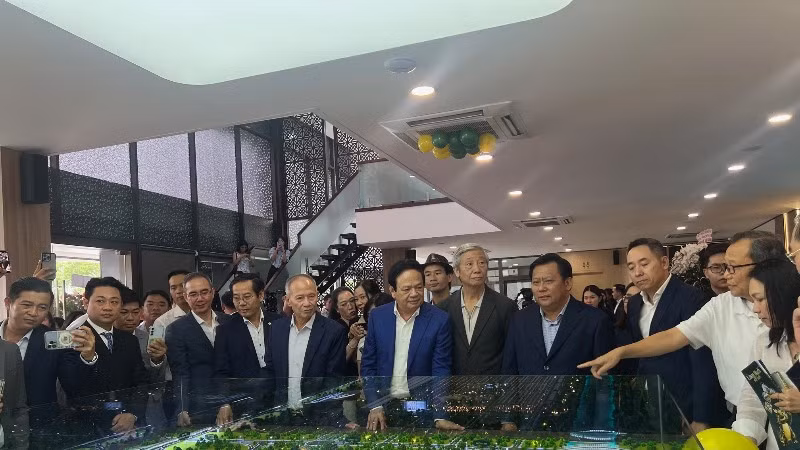 Khách hàng tham quan sa bàn dự án.