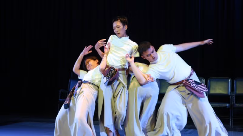 anh-4-cac-nghe-si-mua-nguoi-dieckhiem-thinh-va-nguoi-nghe-cung-hoa-nhip-tren-san-khau-4474.jpg