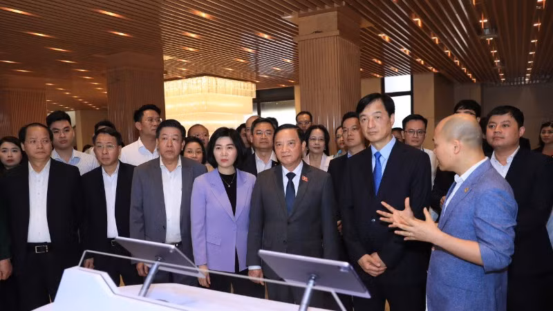 Các đồng chí lãnh đạo của Quốc hội và thành phố Hà Nội tham quan khu trải nghiệm, thực nghiệm Nền tảng Điều hành tập trung của Đoàn đại biểu Quốc hội và Hội đồng nhân dân hai cấp của thành phố Hà Nội.