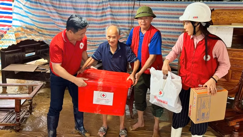 Đoàn công tác của Trung ương Hội Chữ thập đỏ Việt Nam thăm hỏi, trao hàng cứu trợ cho người dân bị ảnh hưởng bởi mưa lũ tại Nghệ An. 