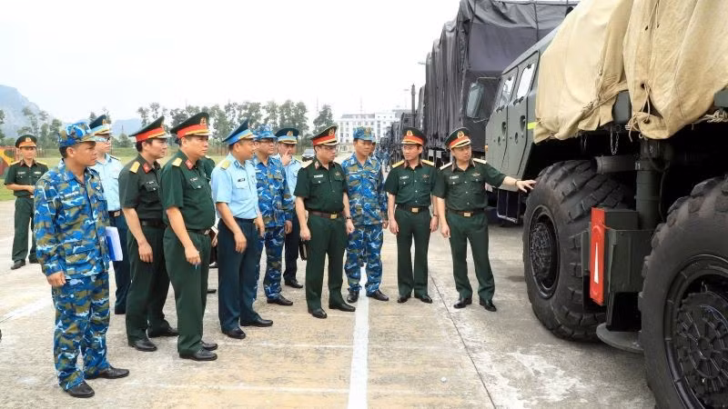 Đoàn công tác Tổng cục Hậu cần-Kỹ thuật kiểm tra trang thiết bị, phương tiện. 