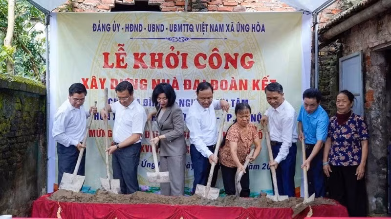 Lãnh đạo thành phố Hà Nội thực hiện nghi thức khởi công xây dựng nhà Đại đoàn kết tại xã Ứng Hòa.