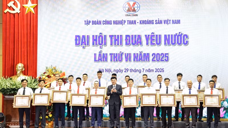 Các tập thể, cá nhân thuộc TKV vinh dự nhận Bằng khen của Thủ tướng Chính phủ. 