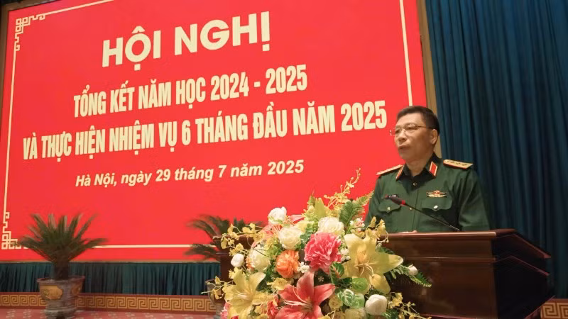 Thượng tướng Trần Việt Khoa, Ủy viên Trung ương Đảng, Giám đốc Học viện Quốc phòng, chủ trì hội nghị.