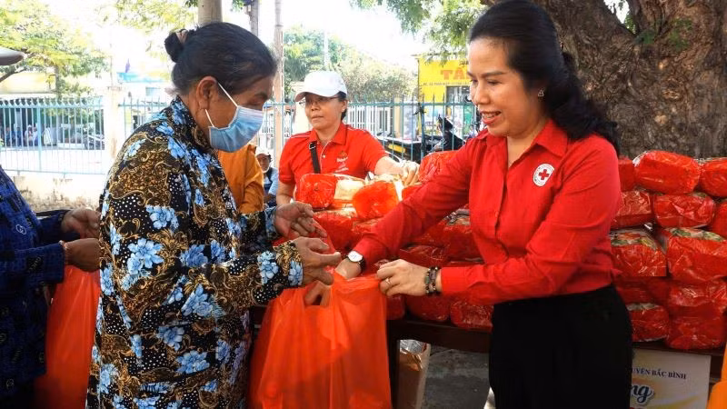 Tháng Nhân đạo năm 2025 tiếp tục lan tỏa các hoạt động nhân ái, thể hiện tinh thần nhân đạo sâu sắc. 