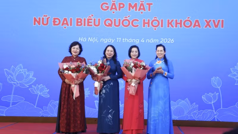 Chủ tịch Hội Liên hiệp Phụ nữ Việt Nam Lê Thị Thủy tặng hoa chúc mừng Phó Chủ tịch nước Võ Thị Ánh Xuân và các Phó Chủ tịch Quốc hội: Nguyễn Thị Thanh và Nguyễn Thị Hồng.