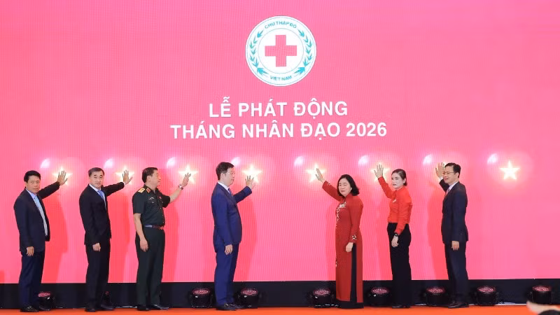 Các đại biểu thực hiện nghi thức phát động Tháng Nhân đạo năm 2026.