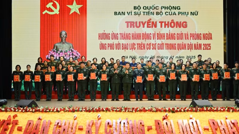 Biểu dương và tặng quà các gia đình tiêu biểu thuộc các cơ quan, đơn vị đóng quân trên địa bàn thành phố Hà Nội.
