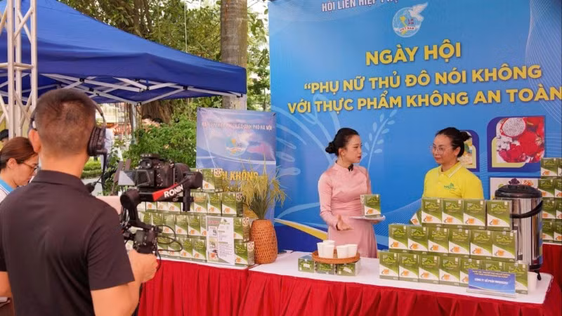 Phiên livestream quảng bá nông sản sạch trên các nền tảng số của Hội Liên hiệp Phụ nữ thành phố Hà Nội.