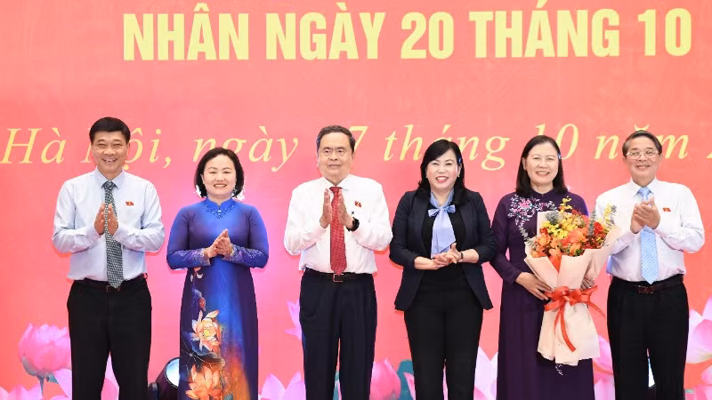 Chủ tịch Quốc hội Trần Thanh Mẫn và các Phó Chủ tịch Quốc hội tặng hoa chúc mừng đại diện nữ đại biểu Quốc hội chuyên trách, nữ lãnh đạo các Đảng bộ trực thuộc Đảng ủy Quốc hội. (Ảnh: DUY LINH)