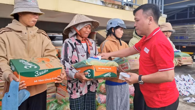 Hội Chữ thập đỏ tỉnh Đắk Lắk cứu trợ người dân bị thiệt hại bởi bão số 13.
