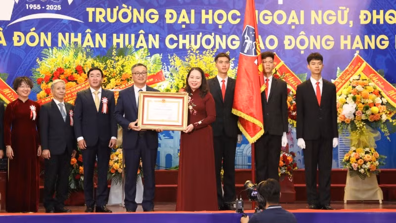 Phó Chủ tịch nước Võ Thị Ánh Xuân trao Huân chương Lao động hạng Nhất tặng Trường đại học Ngoại ngữ, Đại học Quốc gia Hà Nội.