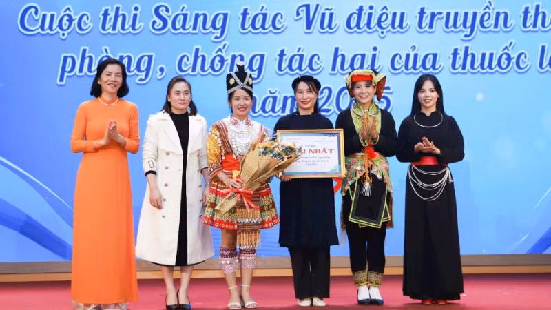 Phó Chủ tịch Trung ương Hội Liên hiệp Phụ nữ Việt Nam Nguyễn Thị Minh Hương trao giải Nhất tặng đội thi đến từ Hội Liên hiệp Phụ nữ xã Nhất Hòa, tỉnh Lạng Sơn.