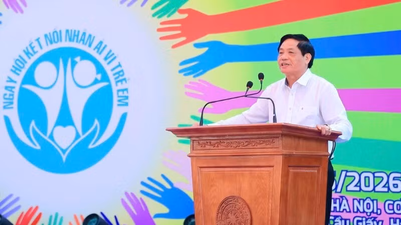 Tổng Biên tập Tạp chí Sức khỏe trẻ em Trần Doãn Tiến phát biểu tại chương trình. 