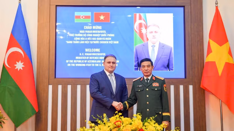 Đại tướng Phan Văn Giang và Bộ trưởng Công nghiệp quốc phòng Azerbaijan Vugar Mustafayev. (Ảnh: THẾ ĐẠI)