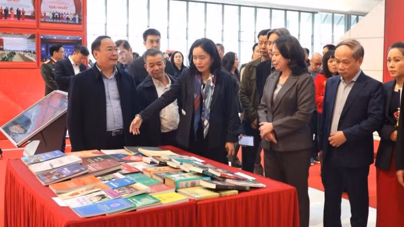 Phó Chủ tịch nước Võ Thị Ánh Xuân kiểm tra công tác chuẩn bị tổ chức Đại hội Thi đua yêu nước toàn quốc lần thứ XI.
