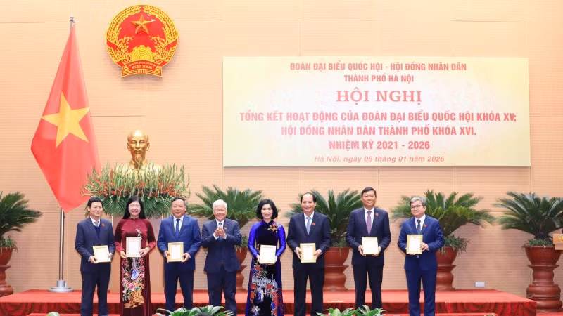 Ủy ban Thường vụ Quốc hội tặng Bằng khen cho 3 tập thể, 7 cá nhân có thành tích xuất sắc trong hoạt động của Đoàn Đại biểu Quốc hội khóa XV.