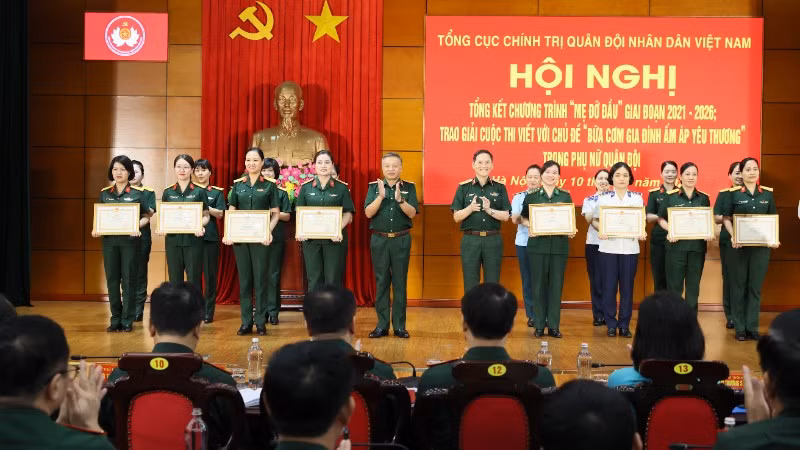 Biểu dương các tập thể, cá nhân đạt thành tích xuất sắc trong Chương trình “Mẹ đỡ đầu” giai đoạn 2021-2026. 