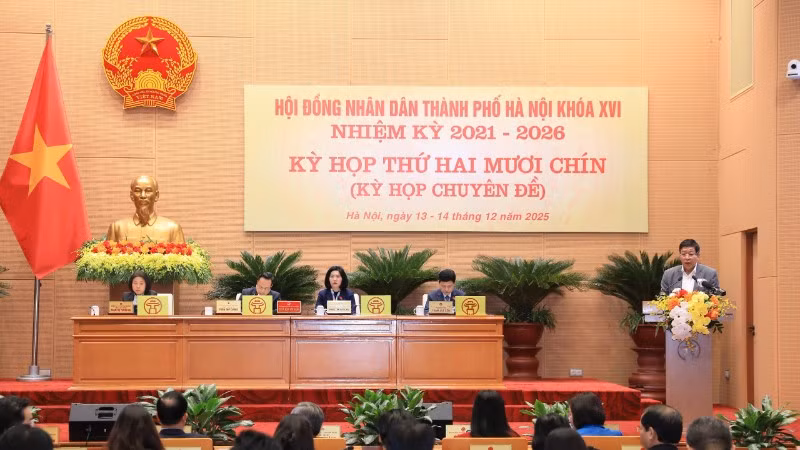 Phó Chủ tịch Thường trực Ủy ban nhân dân thành phố Hà Nội Dương Đức Tuấn trình bày tờ trình tại kỳ họp thứ 29.