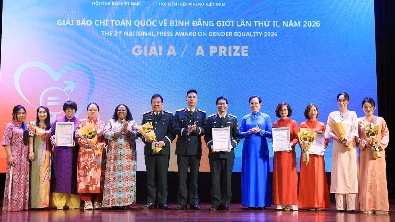 Đồng chí Lê Thị Thủy, Chủ tịch Hội Liên hiệp Phụ nữ Việt Nam và bà Caroline Nyamayemombe, Trưởng đại diện UN Women tại Việt Nam trao giải A tặng các tập thể, cá nhân (Ảnh: TUẤN ANH)