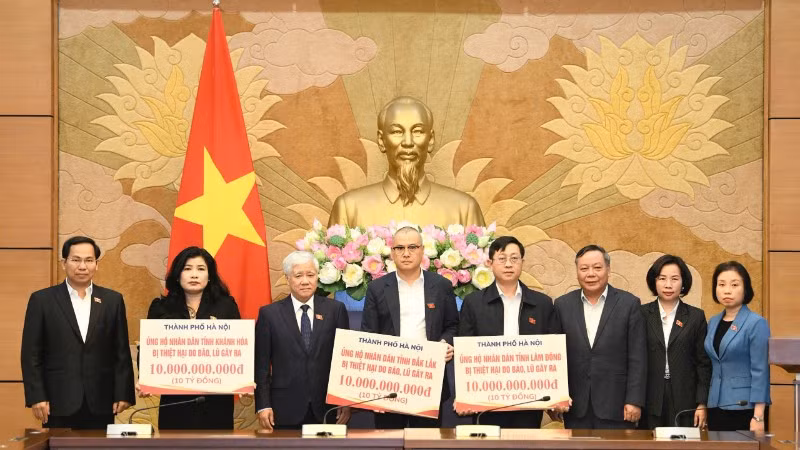 Thành phố Hà Nội trao hỗ trợ cho 3 địa phương để khắc phục hậu quả lũ lụt. 