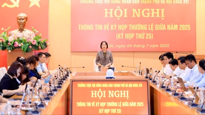 Phó Chủ tịch Hội đồng nhân dân thành phố Hà Nội Phạm Thị Thanh Mai trao đổi các vấn đề báo chí quan tâm.