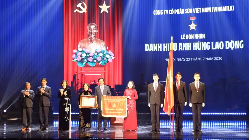 Phó Chủ tịch nước Võ Thị Ánh Xuân trao danh hiệu Anh hùng Lao động tặng Công ty cổ phần Sữa Việt Nam-Vinamilk. (Ảnh: VÂN ANH)