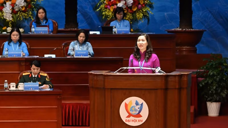 Bà Nguyễn Thị Hạnh, Ủy viên Ban Thường vụ Tỉnh ủy, Trưởng ban Tuyên giáo và Dân vận Tỉnh ủy Quảng Ninh trình bày tham luận tại Đại hội. (Ảnh: THỦY NGUYÊN)