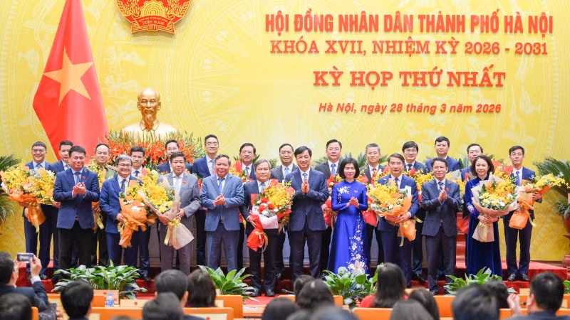 Đồng chí Bí thư Thành ủy Hà Nội Nguyễn Duy Ngọc chúc mừng lãnh đạo Hội đồng nhân dân và Ủy ban nhân dân thành phố nhiệm kỳ 2026-2031. (Ảnh: Thế Đại)