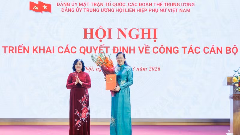 Chủ tịch Ủy ban Trung ương Mặt trận Tổ quốc Việt Nam Bùi Thị Minh Hoài trao quyết định và tặng hoa chúc mừng đồng chí Lê Thị Thủy, Ủy viên Trung ương Đảng, Bí thư Đảng ủy Trung ương Hội Liên hiệp Phụ nữ Việt Nam, nhiệm kỳ 2025-2030.