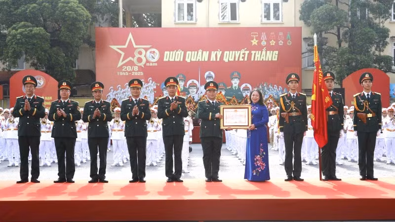 Phó Chủ tịch nước Võ Thị Ánh Xuân trao Huân chương Bảo vệ Tổ quốc hạng Nhì tặng Đoàn Nghi lễ Quân đội. 