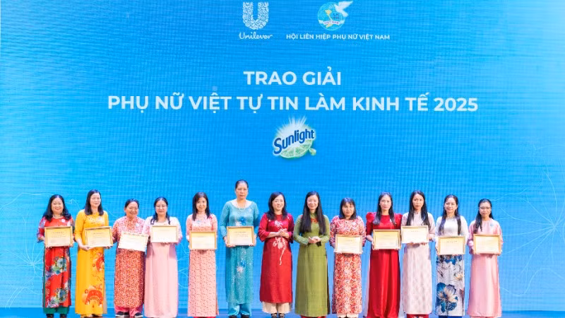 trao-giai-phu-nu-viet-tu-tin-lam-kinh-tet-2025-6076.jpg