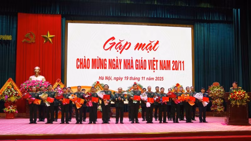 Lãnh đạo Học viện Quốc phòng trao Chứng nhận Nghiên cứu viên chính, Giảng viên cao cấp, Giảng viên chính năm 2024, danh hiệu Giảng viên giỏi các cấp năm học 2024-2025 tặng các giảng viên, nghiên cứu viên. 