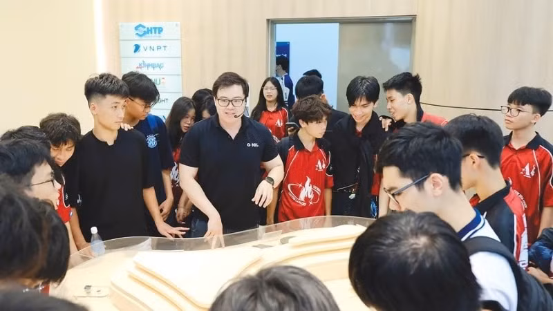 Học sinh Trường trung học phổ thông Yên Hòa tham quan không gian công nghệ của Trung tâm Đổi mới sáng tạo Quốc gia (Hòa Lạc, Hà Nội) 