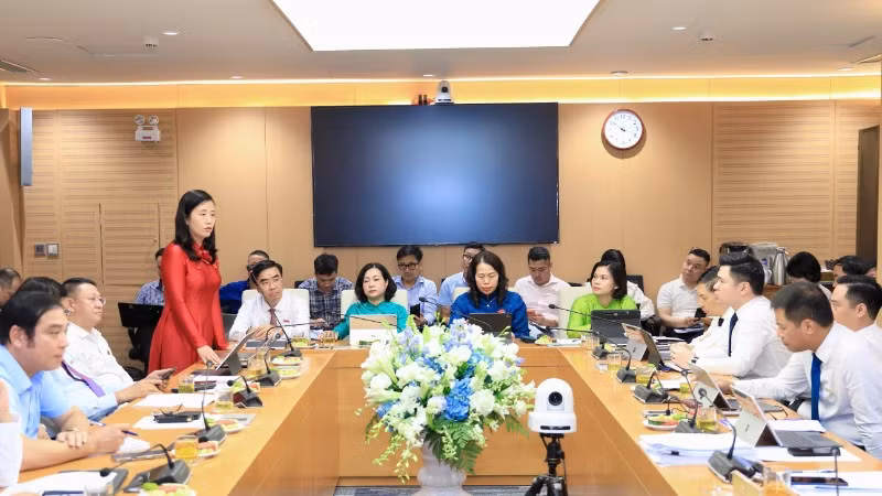 Đại biểu Hội đồng nhân dân thành phố Hà Nội thảo luận tại tổ.
