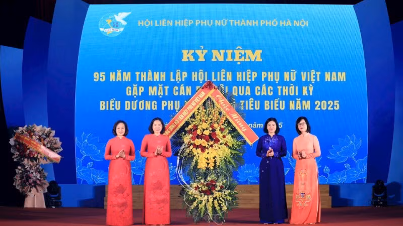 Chủ tịch Hội Liên hiệp Phụ nữ Việt Nam Nguyễn Thị Tuyến tặng hoa chúc mừng Hội Liên hiệp Phụ nữ thành phố Hà Nội.