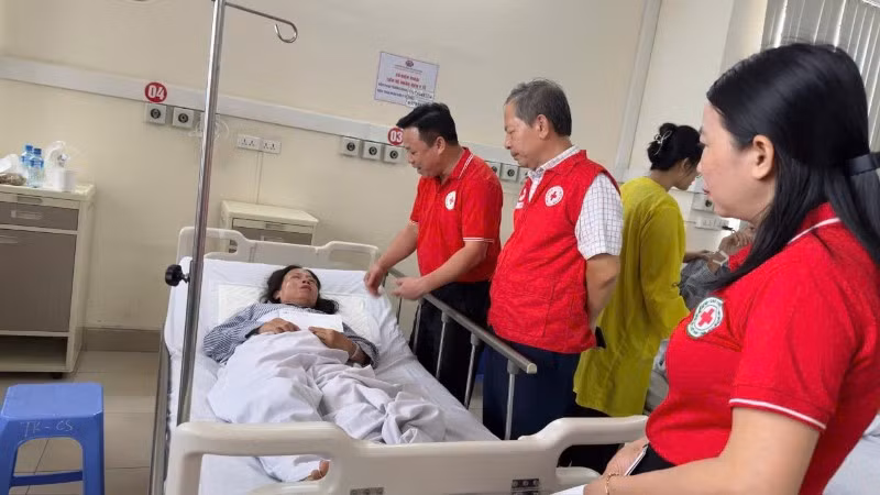 Đại diện Trung ương Hội Chữ thập đỏ Việt Nam thăm hỏi, hỗ trợ nạn nhân vụ lật tàu du lịch tại Vịnh Hạ Long.