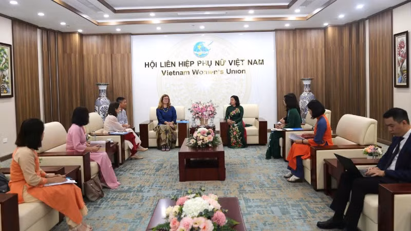 Quang cảnh buổi làm việc. 