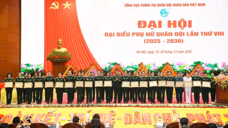 Vinh danh các cá nhân có thành tích xuất sắc trong tổ chức, triển khai công tác phụ nữ và phong trào phụ nữ giai đoạn 2021-2025.