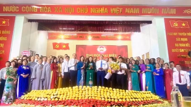 Chủ tịch Ủy ban Mặt trận Tổ quốc Việt Nam thành phố Nguyễn Lan Hương chúc mừng đại hội. (Ảnh HƯƠNG GIANG) 