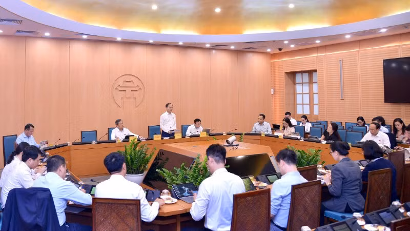 Các đại biểu Hội đồng nhân dân thành phố Hà Nội thảo luận tại tổ.