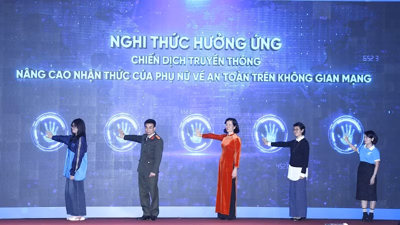 Các đại biểu thực hiện nghi thức hưởng ứng chiến dịch truyền thông. 
